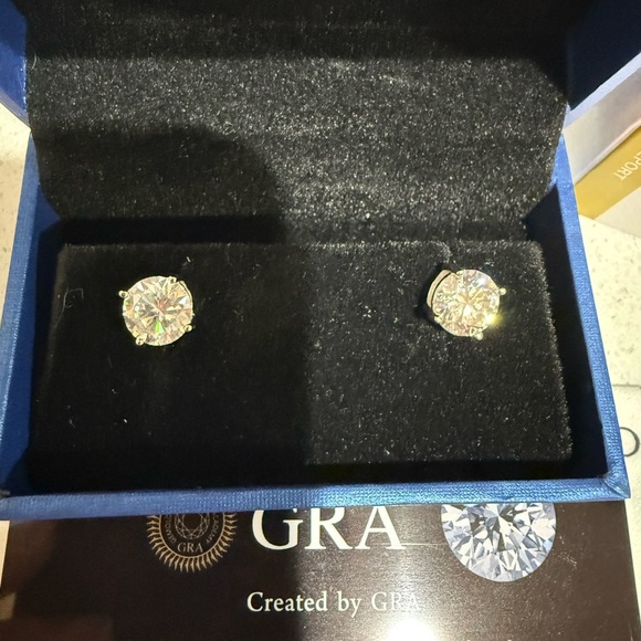 MOISSANITE Solitaire Studs 4K - Picture 3 of 4